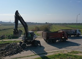 Aydın Büyükşehir Belediyesi, kent genelinde eş vakitli olarak sürdürülen yol üretim çalışmalarına devam ediyor