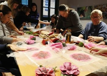 Bayanlar kendilerine yaka çiçekleri yaptı