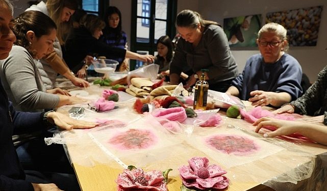 Bayanlar kendilerine yaka çiçekleri yaptı