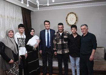 Bebeğin kulağına birinci ezanı Lider Dündar okudu