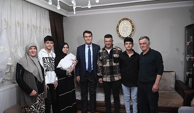 Bebeğin kulağına birinci ezanı Lider Dündar okudu