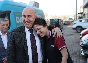 Bıyık, kapı kapı gezerek gönüllere dokunuyor