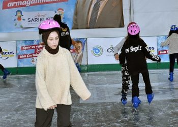 Buz Pisti Ağır İlgi Gördü