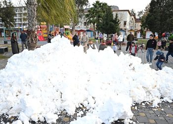 Çocuklar ve ailelerinin kar sevinci