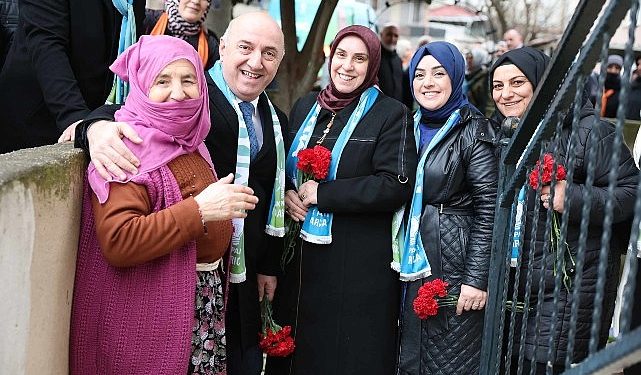 Darıca Belediye Lideri ve Cumhur İttifakı Darıca Belediye Lider Adayı Muzaffer Bıyık, Kazım Karabekir Mahallesi’nde sokak sokak vatandaşlara karanfil dağıtıp hasbihal etti