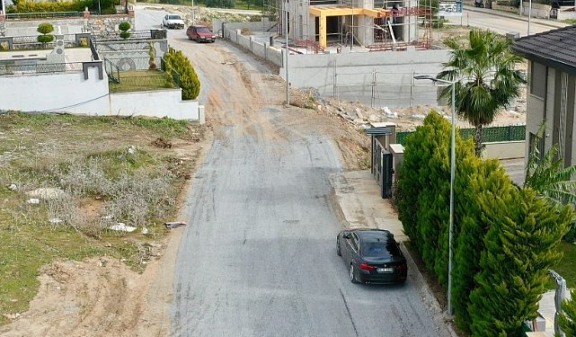 Didim Belediyesi, kent genelinde yol üretim çalışmalarına tüm süratiyle devam ediyor.