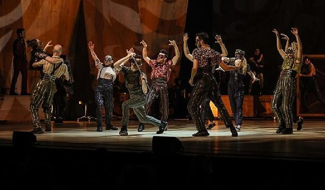 Dönemin tezli tiyatro oyunu “Aşık Shakespeare”, sarsıntıdan etkilenen TOÇEV çocuklarına Umut ışığı oldu