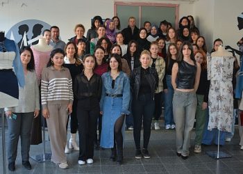 Egeli öğrenciler ikinci el giysilere yine hayat verdi