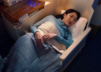 Emirates, Business Class yolcularını uzun uçuşlarda daha rahat ettirecek yeni uçak içi kıyafet setini tanıttı