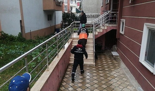Gölcük Belediyesi atık toplama takımı, Piyalepaşa Mahallesi’nde çalışma yaptıkları sırada kendilerine sevgi dolu cümlelerle el sallayan minik kardeşleri ziyaret ederek sürpriz yaptılar