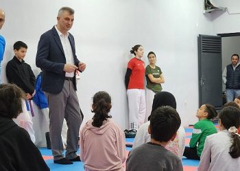 Gölcük Belediyesi tarafından tadilatı tamamlanarak yenilenen Düzağaç Kültür Merkezi’inde taekwondo dersleri başladı