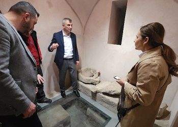 Gölcük Belediyesi tarafından tekrar ihya edilerek ilçeye ve turizme kazandırılması hedeflenen Üst Ulaşlı’daki tarihi Osmanlı hamamı, Ulaşlı Gençlik Derneği tarafından kiralandı