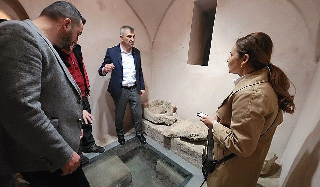 Gölcük Belediyesi tarafından tekrar ihya edilerek ilçeye ve turizme kazandırılması hedeflenen Üst Ulaşlı’daki tarihi Osmanlı hamamı, Ulaşlı Gençlik Derneği tarafından kiralandı