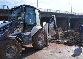 İSU ani yağışlarda su birikintisi yaşanan bölgeye müdahale etti