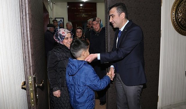 Karaman Belediye Lideri Savaş Kalaycı, gündüz esnaf ve mahalle seyahatleriyle akşam ise makamında vatandaşları kabul ederek yediden yetmişe herkesle buluşuyor