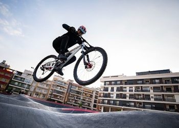 Karşıyaka’da heyecanın adresi Pump Track Bisiklet Parkuru oldu