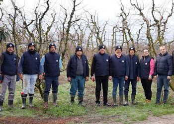 Kemalpaşa’da çiftçilik yapan vatandaşlara, Kemalpaşa Belediye Lideri Rıdvan Karakayalı tarafından yelek ve bere armağan edildi