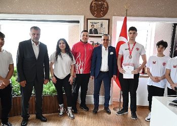 Kemer Belediyesi Kick Boks Ekibi göz dolduruyor