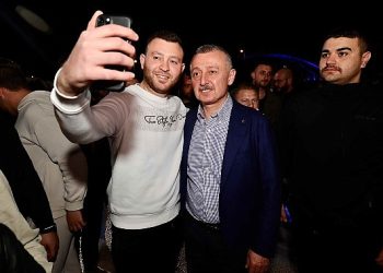 Kocaeli Büyükşehir Belediye Lideri Tahir Büyükakın ve Tutuş, Modifiye araç tutkunlarıyla buluştu