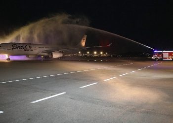 Kuala Lumpur-Sabiha Gökçen seferini yapan birinci uçak Havalimanı’nda merasimle karşılandı