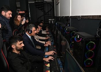 Lider Kocaman, gençlerle Counter Strike oynadı