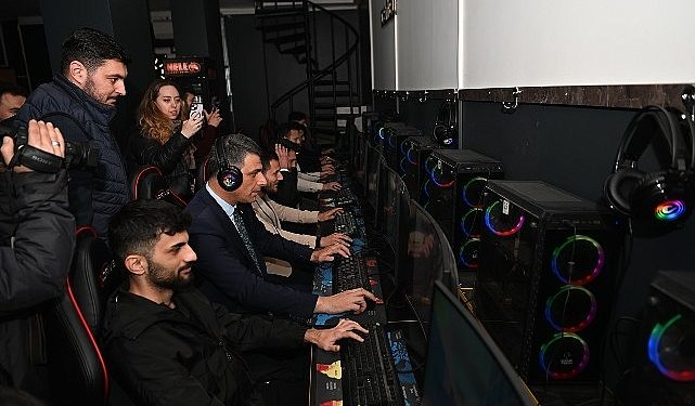 Lider Kocaman, gençlerle Counter Strike oynadı