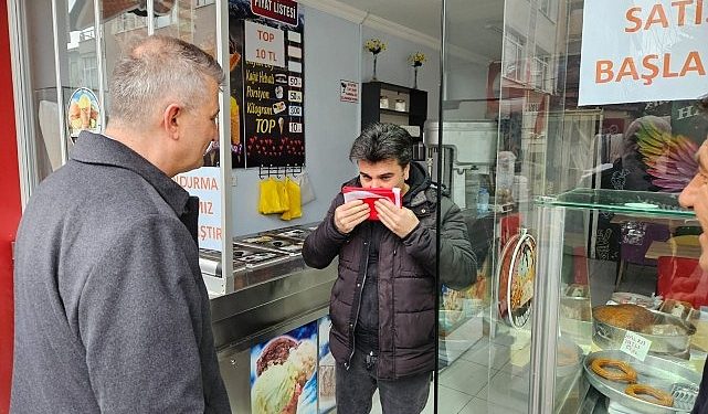 Lider Sezer’den esnafa en hoş ikram