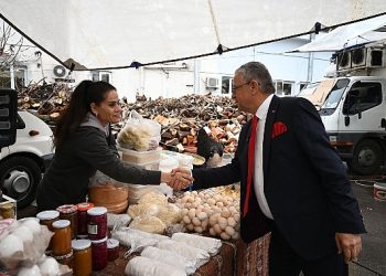 Lider Topaloğlu’ndan pazar esnafına ziyaret