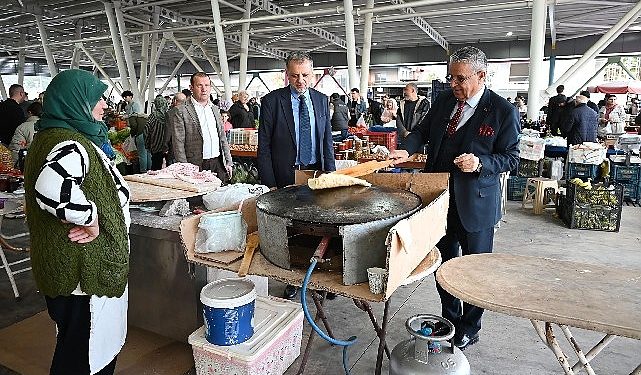 Lider Topaloğlu’ndan pazar esnafına ziyaret