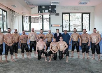 Mesut Çetinkaya, güreşçilerin yanında