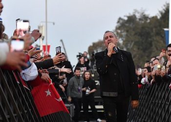 Narlıdere Metrosu’nda Haluk Levent coşkusu
