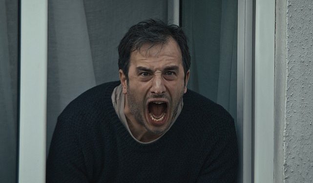 Netflix, Berkun Oya İmzalı Küçük Dizi Kuvvetli Bir Alkış’ın Resmi Fragmanını Paylaştı