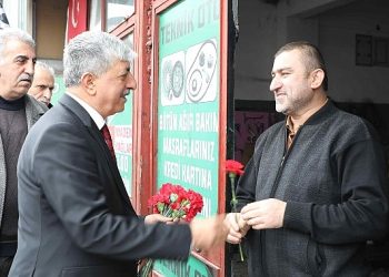 Ömeroğlu, Dilovası’nda sıkmadık el bırakmıyor