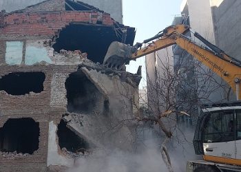 Osmangazi’de 3 katlı metruk bina yıkıldı