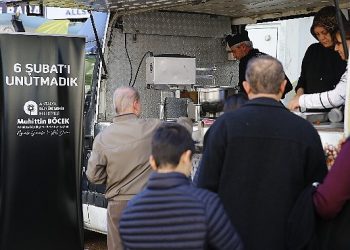 Sarsıntıda hayatını kaybedenler için lokma dağıtıldı