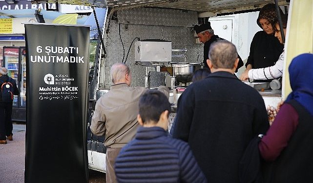 Sarsıntıda hayatını kaybedenler için lokma dağıtıldı