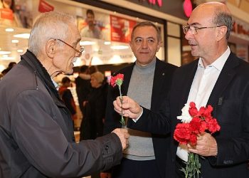 Selçuklu Belediye Lideri Ahmet Pekyatırmacı 31 Mart Lokal Seçimleri kapsamında hafta sonu Selçuklu’nun farklı noktalarındaki alışveriş merkezlerinde vatandaş ve esnaflarla bir ortaya geldi