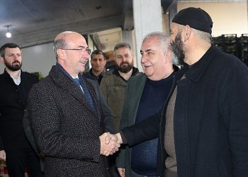 Selçuklu Belediye Lideri Ahmet Pekyatırmacı Sebze-Meyve Hali, Plastikçiler ve Halıcılar esnafıyla bir ortaya geldi.