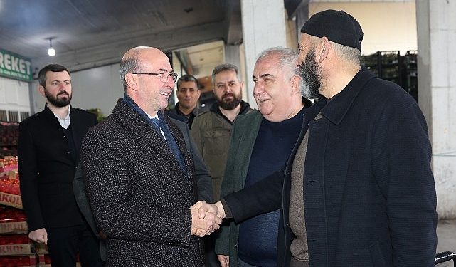 Selçuklu Belediye Lideri Ahmet Pekyatırmacı Sebze-Meyve Hali, Plastikçiler ve Halıcılar esnafıyla bir ortaya geldi.