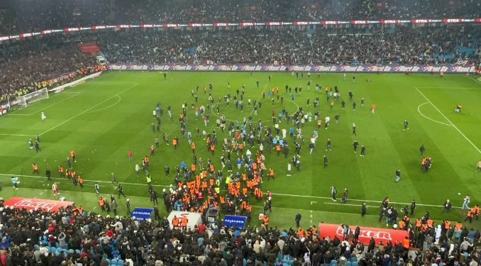 Trabzon’da olay! Taraftar sahaya girdi, kavga çıktı