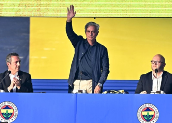 Mourinho imzayı attı: Fenerbahçe forması artık bedenimin bir parçası