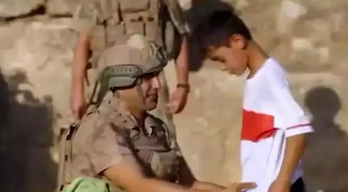 Jandarmadan çocuklara top ve forma hediyesi