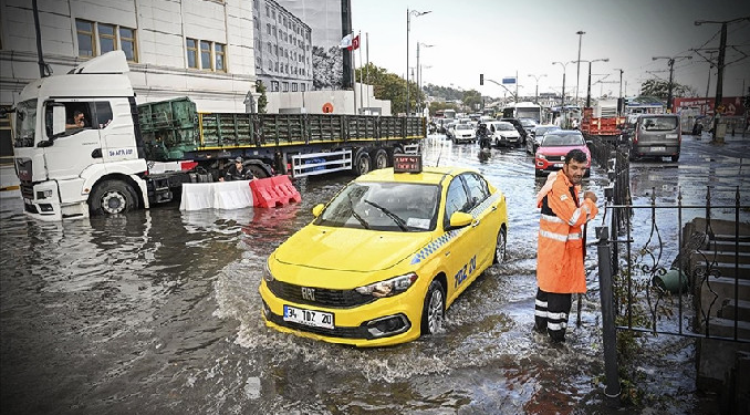 İstanbul’da sağanak yağış hayatı felç etti!