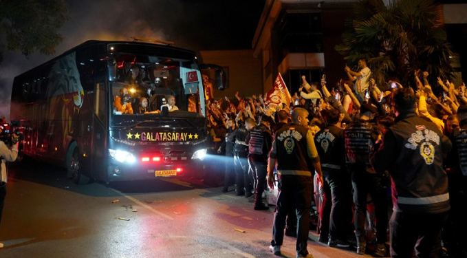 Galatasaray taraftarından Florya’da coşkulu kutlama