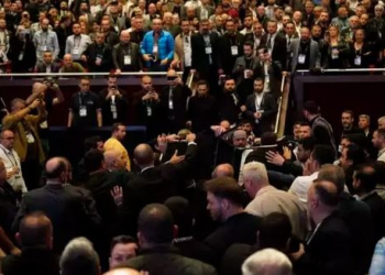 Beşiktaş Genel Kurulu’nda kavga çıktı!