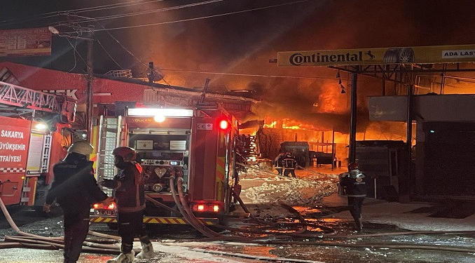 Sakarya’da kauçuk fabrikası alevlere teslim oldu