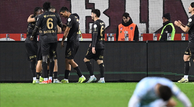 Trabzonspor, Adana Demirspor karşısında gol oldu yağdı!