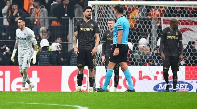 Derbi sonrası Trabzonsporlu oyuncular birbirine girdi