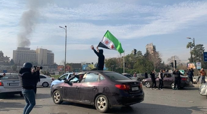 Rakkalılar PKK/YPG’li teröristleri taşlayarak kovdu