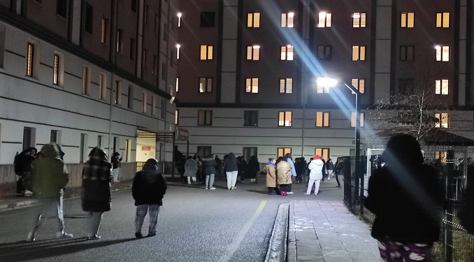 Sivas’ta korkutan deprem: Halk sokaklara döküldü